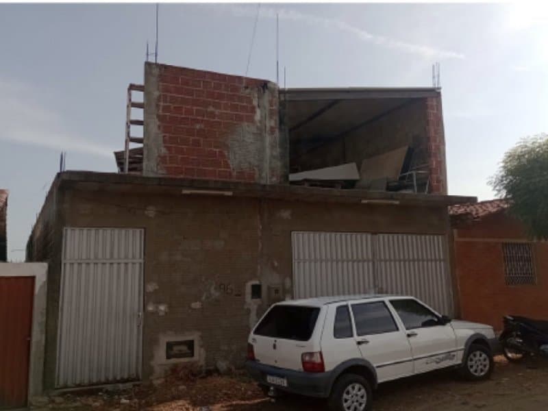 O DOMÍNIO ÚTIL que mantém sobre uma parte de terra do Patrimônio Municipal, localizada nesta cidade, na Rua Padre Francisco Alves Maia, medindo 150,00m² (cento e cinquenta metros quadrados) de superfície, limitada ao Norte, com terreno do Patrimônio Municipal, onde mede 7,50m; ao Sul, com a referida rua, onde mede 7,50m; ao Leste com terreno do Patrimônio Municipal, onde mede 20,00m; e ao Oeste, com Manoel Diniz de Araújo, onde mede 20,00m. (Matrícula número 2.843, Livro 2 – REGISTRO GERAL)