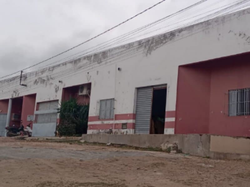 O DOMÍNIO ÚTIL que mantém sobre um terreno, destinado à construção, (atualmente com construção de um galpão averbada) situado na Rua Padre Francisco Alves Maia, no bairro Paulo VI, nesta cidade de Caicó (RN), foreiro do Patrimônio Municipal, o qual mede uma área de 450,00 m2 (quatrocentos e cinquenta metros quadrados) de superfície, limitando-se : ao Norte, onde mede 22,50m, com a referida rua Padre Francisco Alves Maia; ao Sul, onde mede 22,50m, com Francisco Maia da Silva, José Felinto da Silva e Catarina Maria Araújo; ao Leste, onde mede 20,00m; com os sucessores de Elizia Brito; e, ao Oeste, onde mede 20,00m, com José Pedro da Costa. (Matrícula número 9.839, Livro 2).