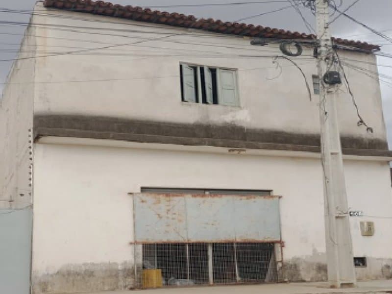 O DOMÍNIO ÚTIL que mantém sobre uma parte de terra do Patrimônio Municipal, localizada nesta cidade, na Rua Cícero Paulino dos Santos medindo 150,00m2 (cento e cinquenta metros quadrados), de superfície limitada ao Norte, com terreno foreiro do Patrimônio Municipal, onde mede 7,50m, ao Sul, com a referida rua, onde mede 7,50m; ao Leste, com terreno foreiro do Patrimônio Municipal, onde mede 20,00m, e ao Oeste, com Rita Alves de Faria, onde mede 20,00m . (Matrícula número 4.903, Livro 2). Observações: Não há averbação de benfeitorias.